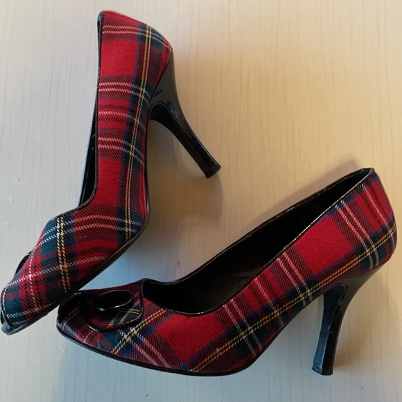 Adorable red plaid peep-toe Christmas pumps - Picture 3 of 7